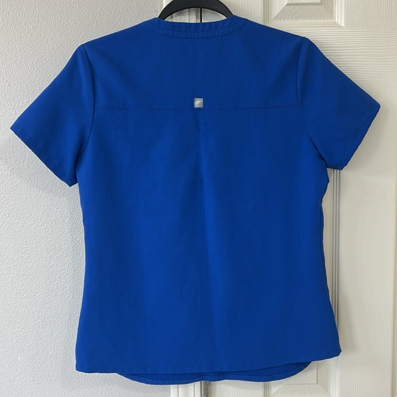 FABLETICS Method 2-Pocket Scrub Top - Picture 2 of 5